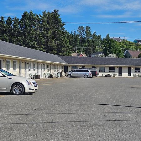 Resto Pub Motel Le Madub L'Isle-Verte Exterior photo