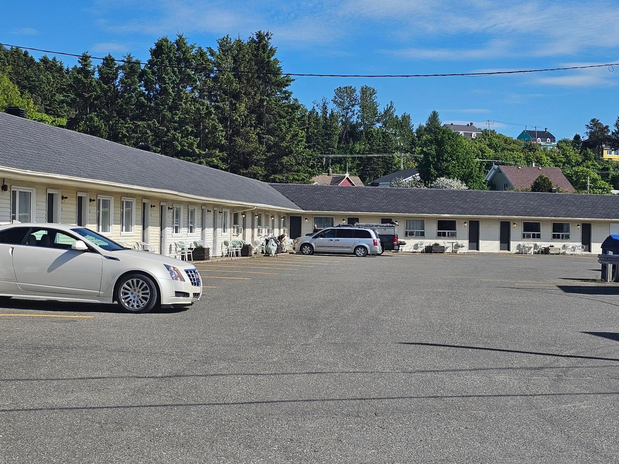 Resto Pub Motel Le Madub L'Isle-Verte Exterior photo